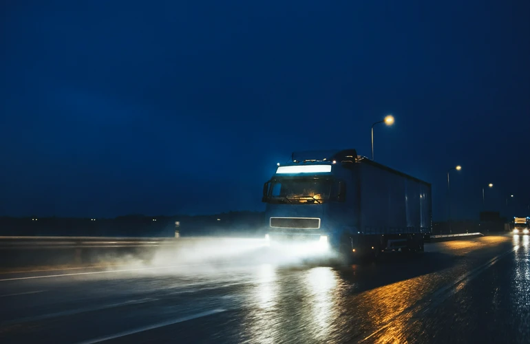 ciężarówka nocą na drodze